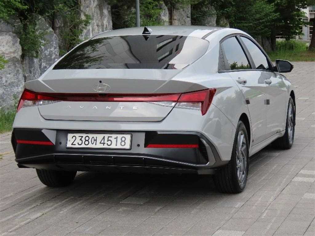 HYUNDAI Avante - Vista 3