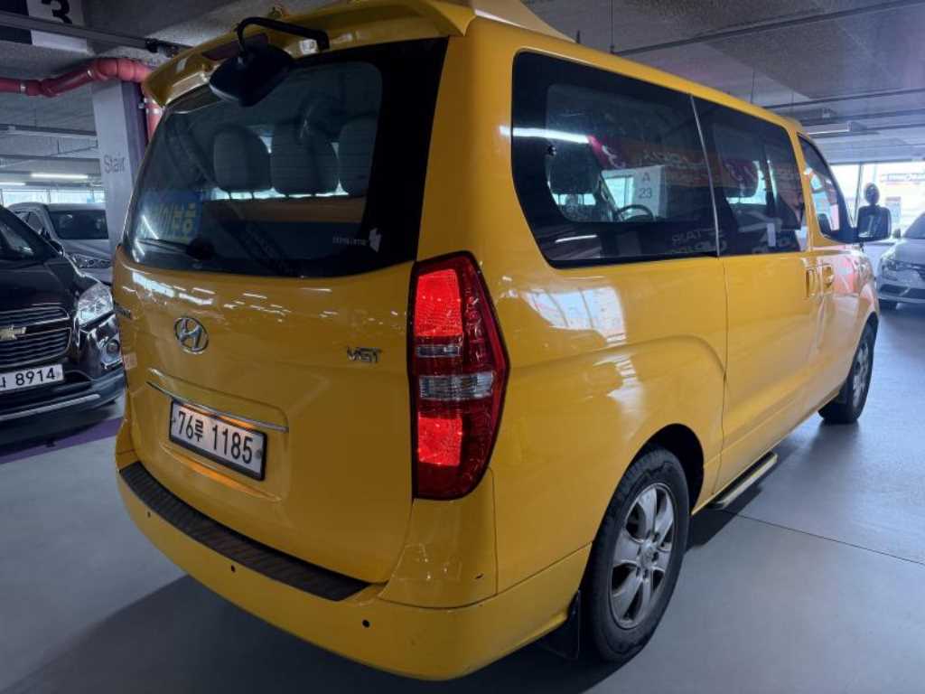 HYUNDAI Starex - Vista 6