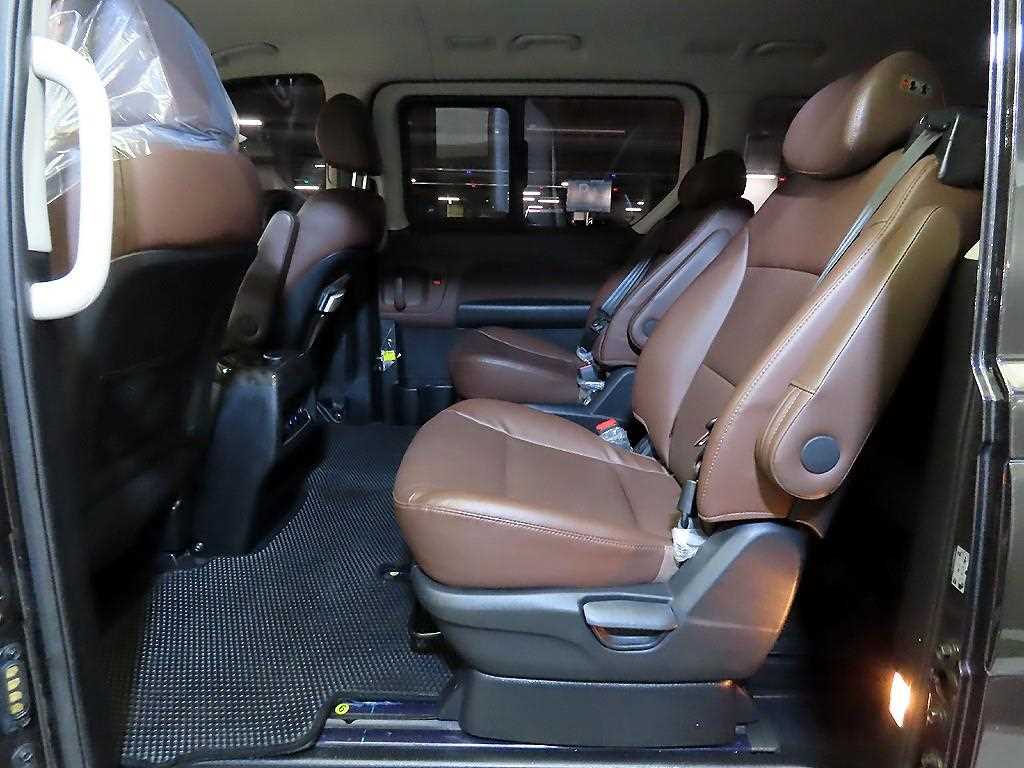 HYUNDAI Starex - Vista 7