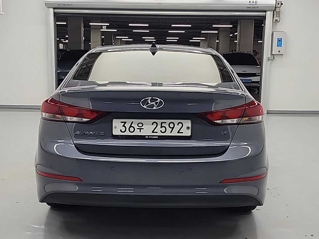 HYUNDAI Avante - Vista 3