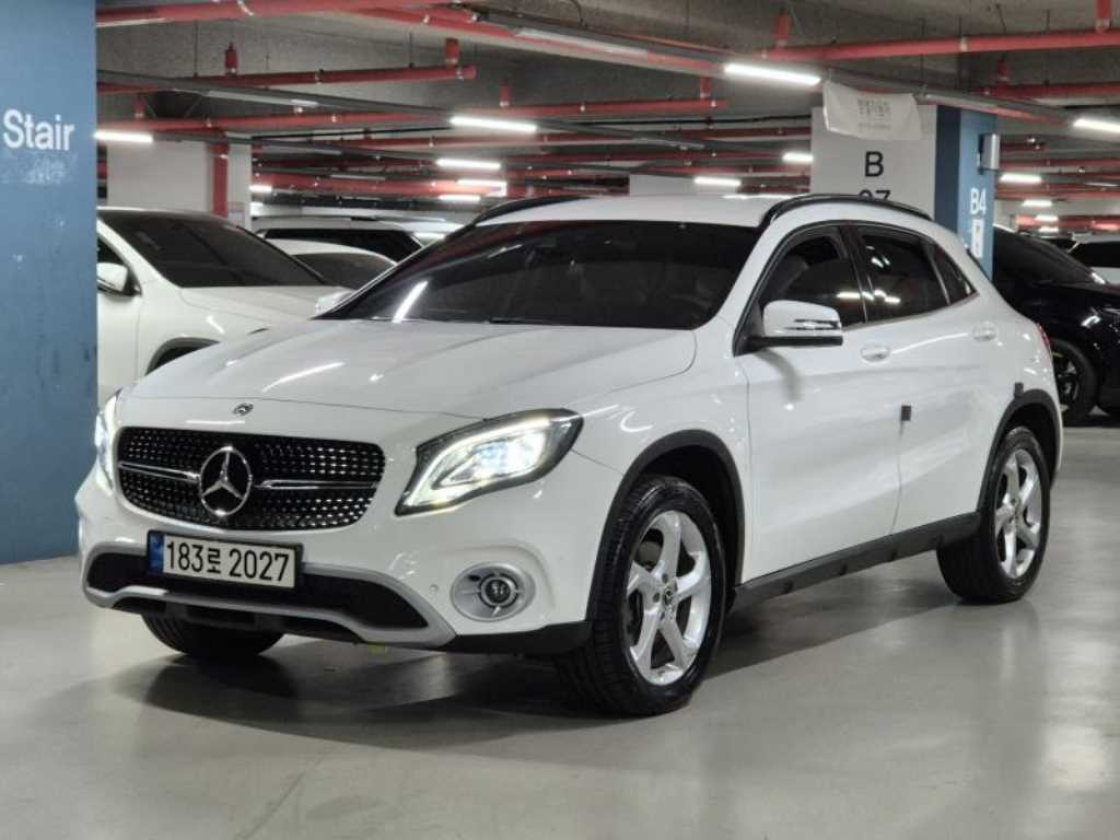Mercedes Benz GLA Class - Vista 2