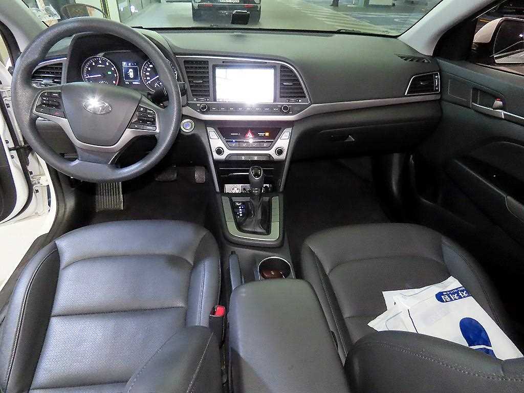 HYUNDAI Avante - Vista 10
