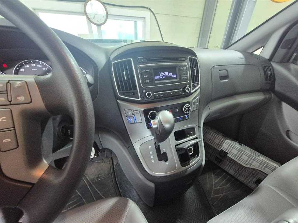 HYUNDAI Starex - Vista 12