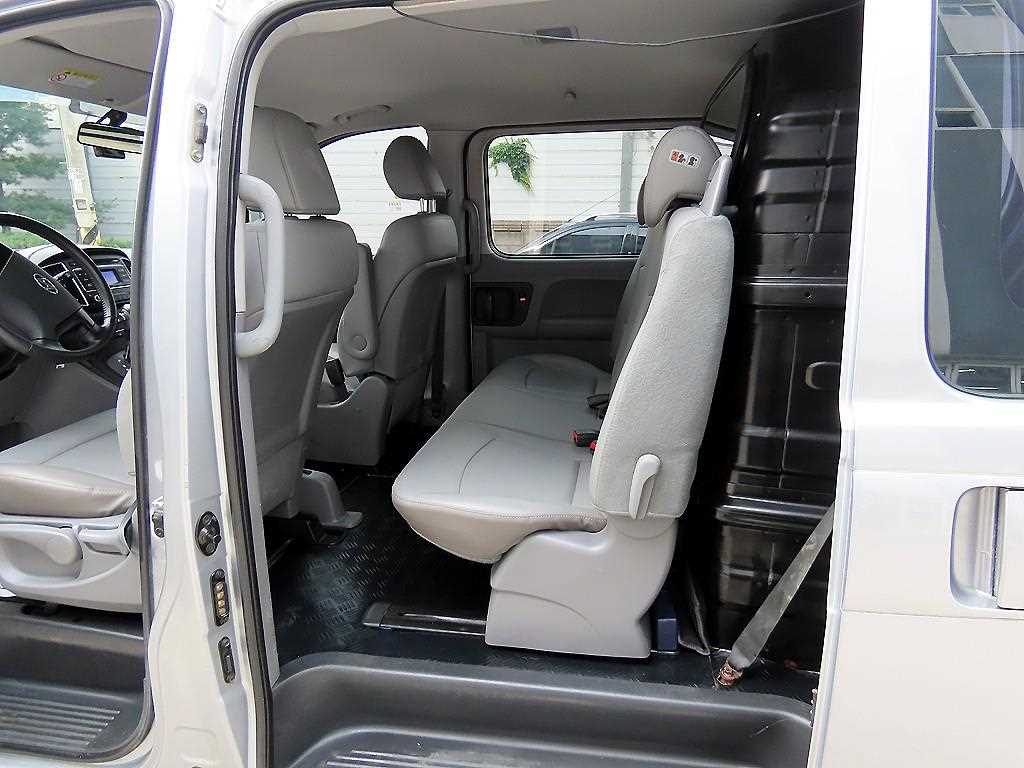 HYUNDAI Starex - Vista 6