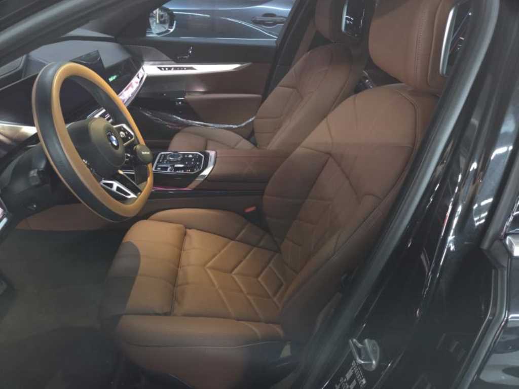 BMW 7 Series - Vista 5