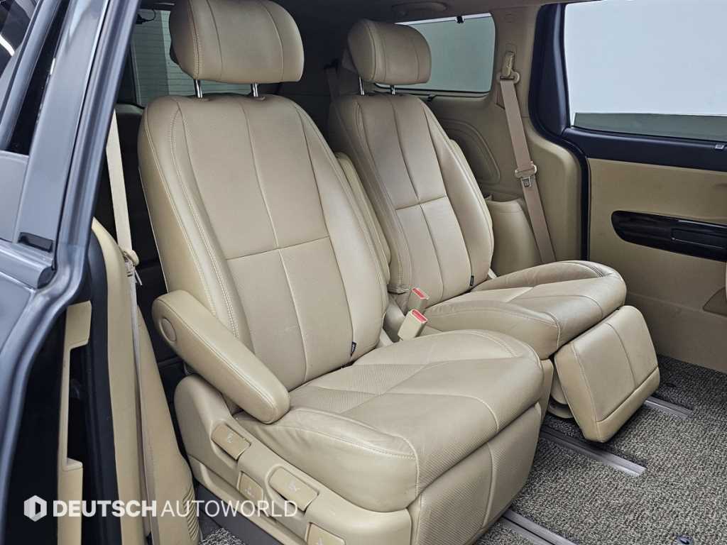 KIA Carnival - Vista 12