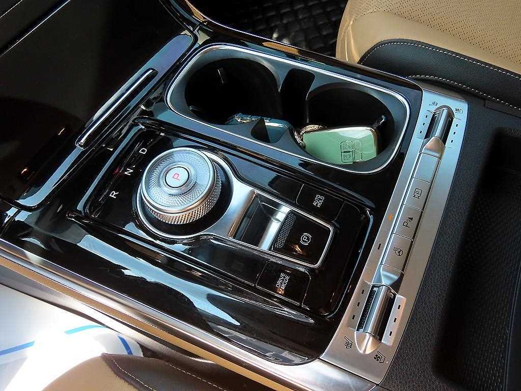 KIA Carnival - Vista 10