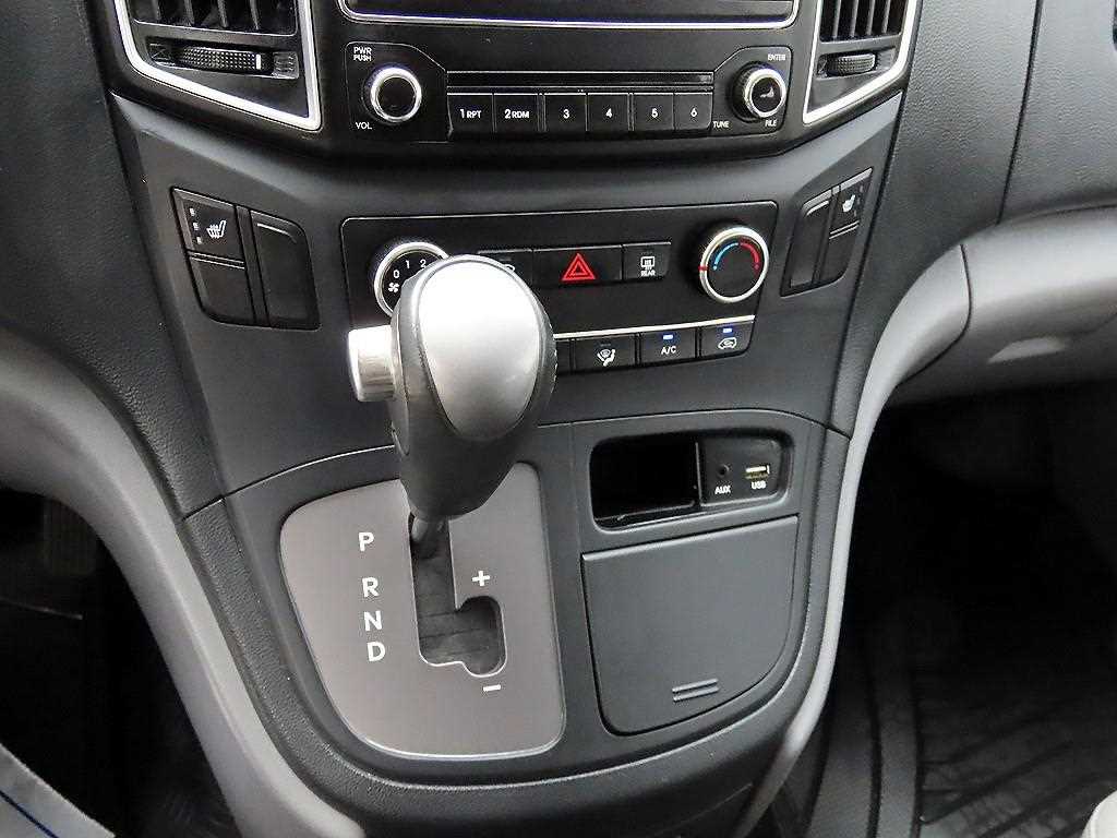 HYUNDAI Starex - Vista 10