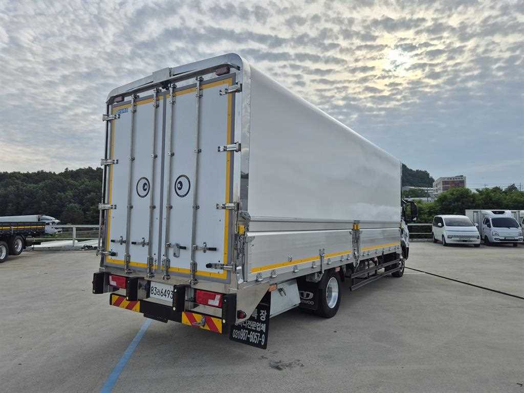 medium and large cargo truck - Vista 7