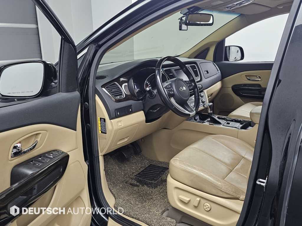 KIA Carnival - Vista 11