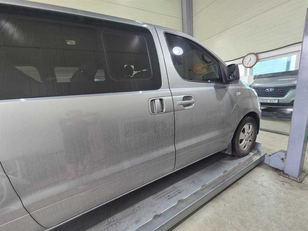 HYUNDAI Starex - Vista 3