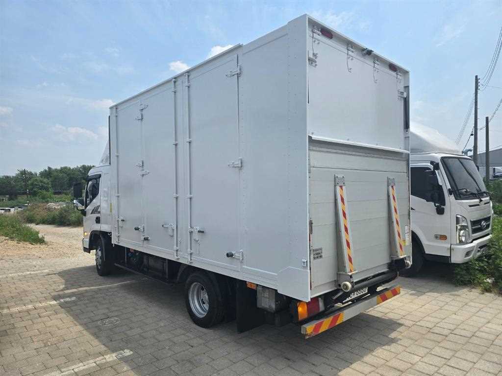 medium and large cargo truck - Vista 6