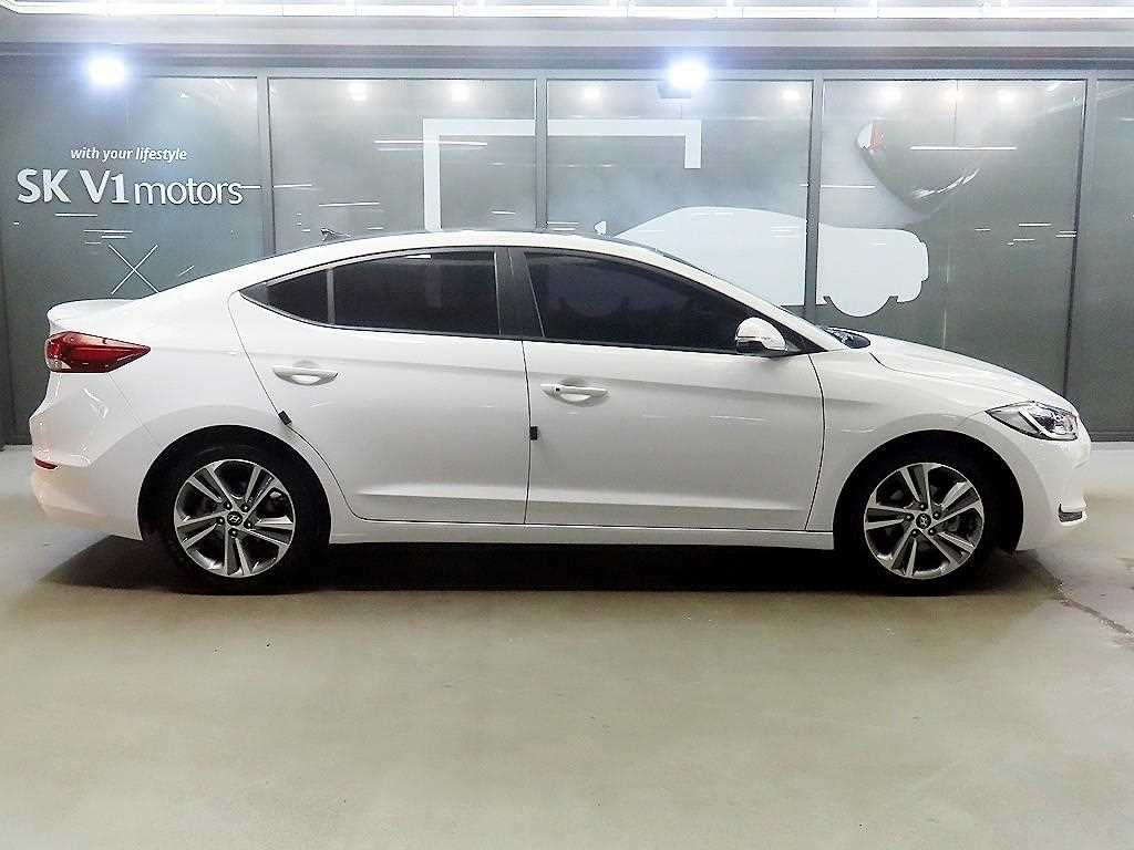 HYUNDAI Avante - Vista 3