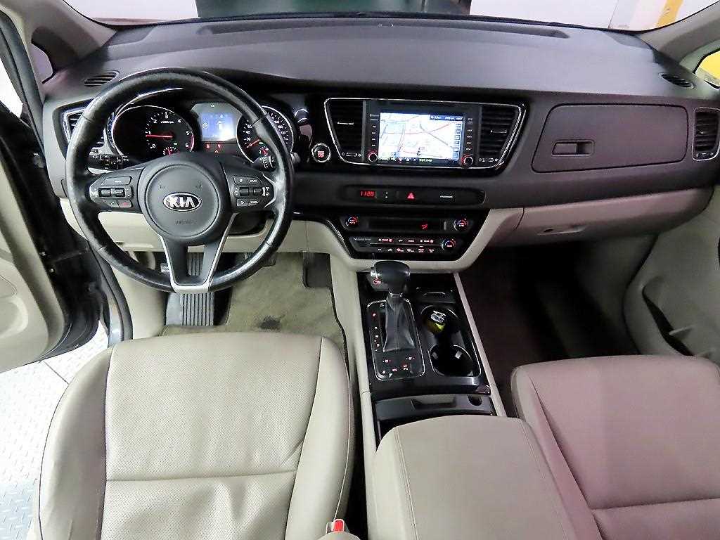 KIA Carnival - Vista 7