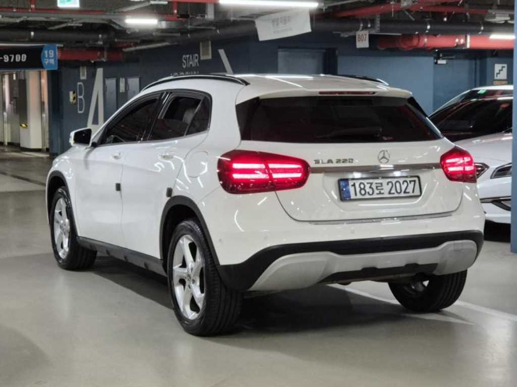 Mercedes Benz GLA Class - Vista 3