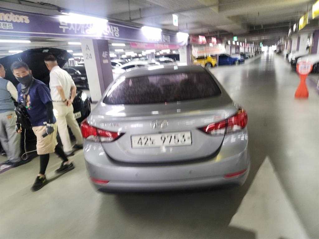 HYUNDAI Avante - Vista 2