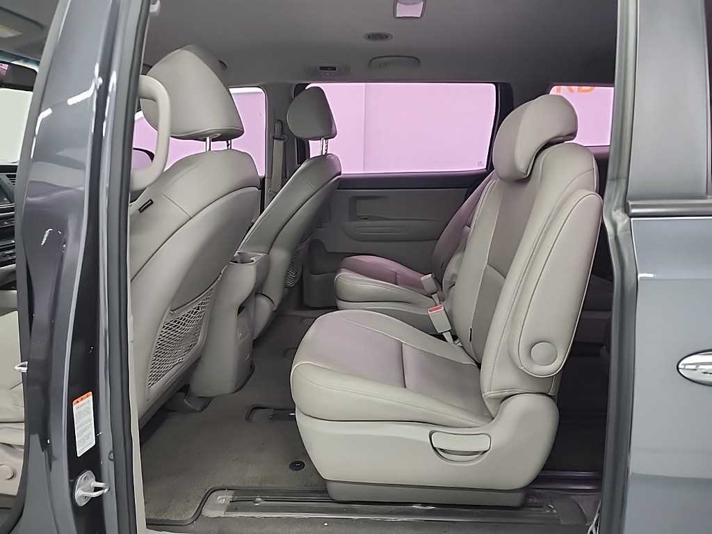 KIA Carnival - Vista 12