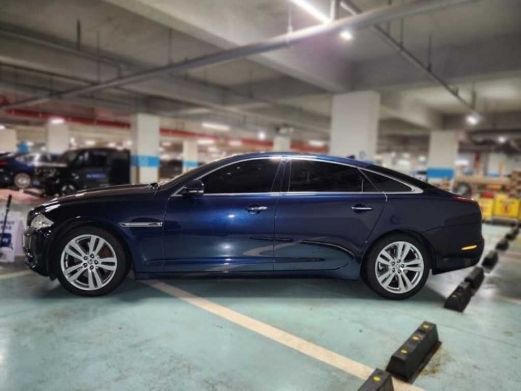 Jaguar XJ - Vista 5
