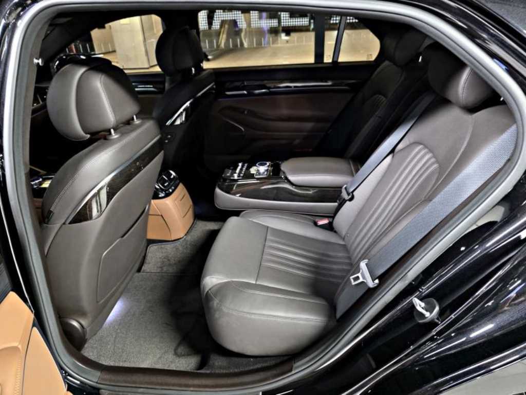 Genesis G90 - Vista 8