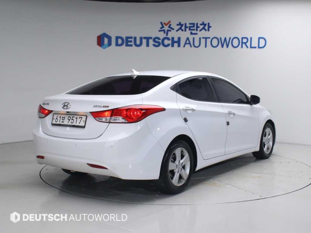 HYUNDAI Avante - Vista 2