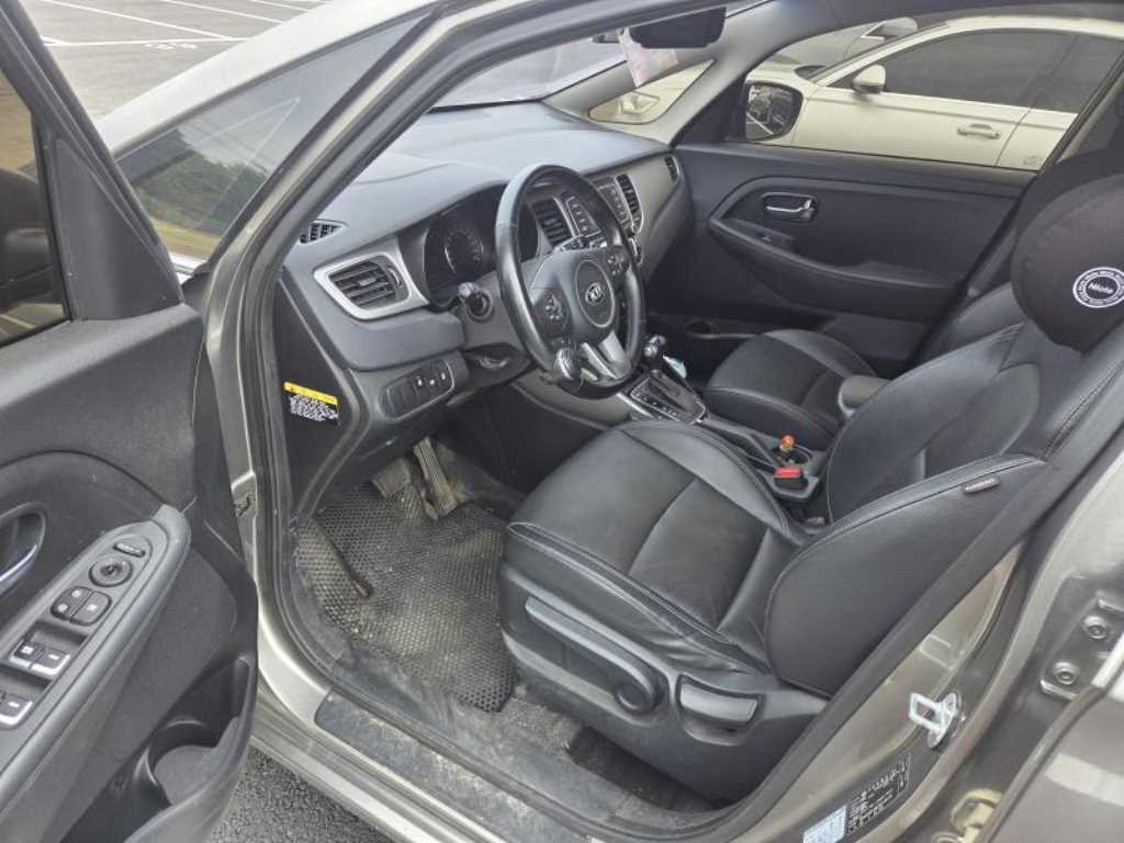KIA Carens - Vista 8