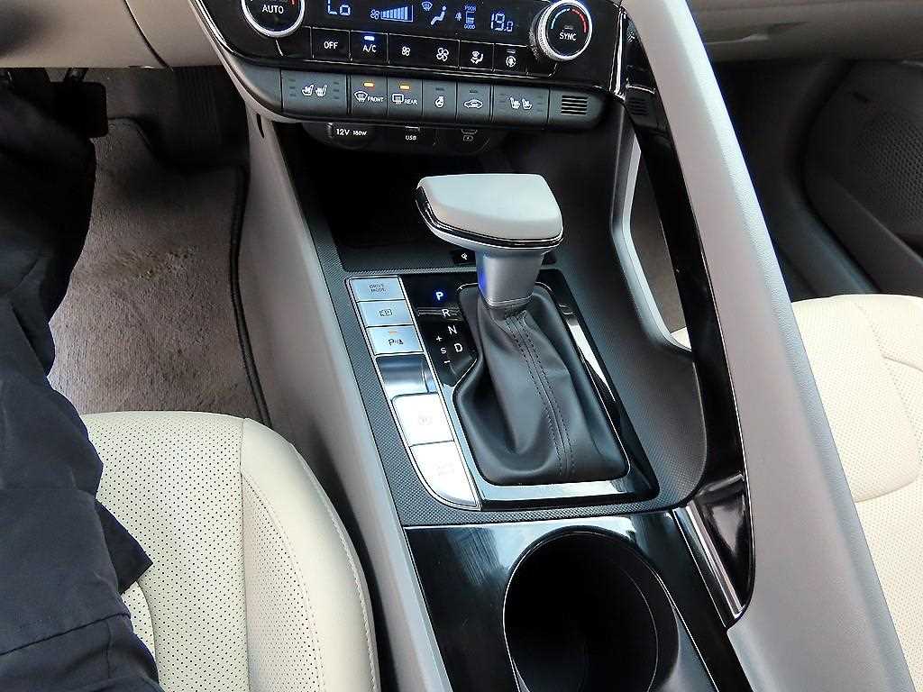 HYUNDAI Avante - Vista 10