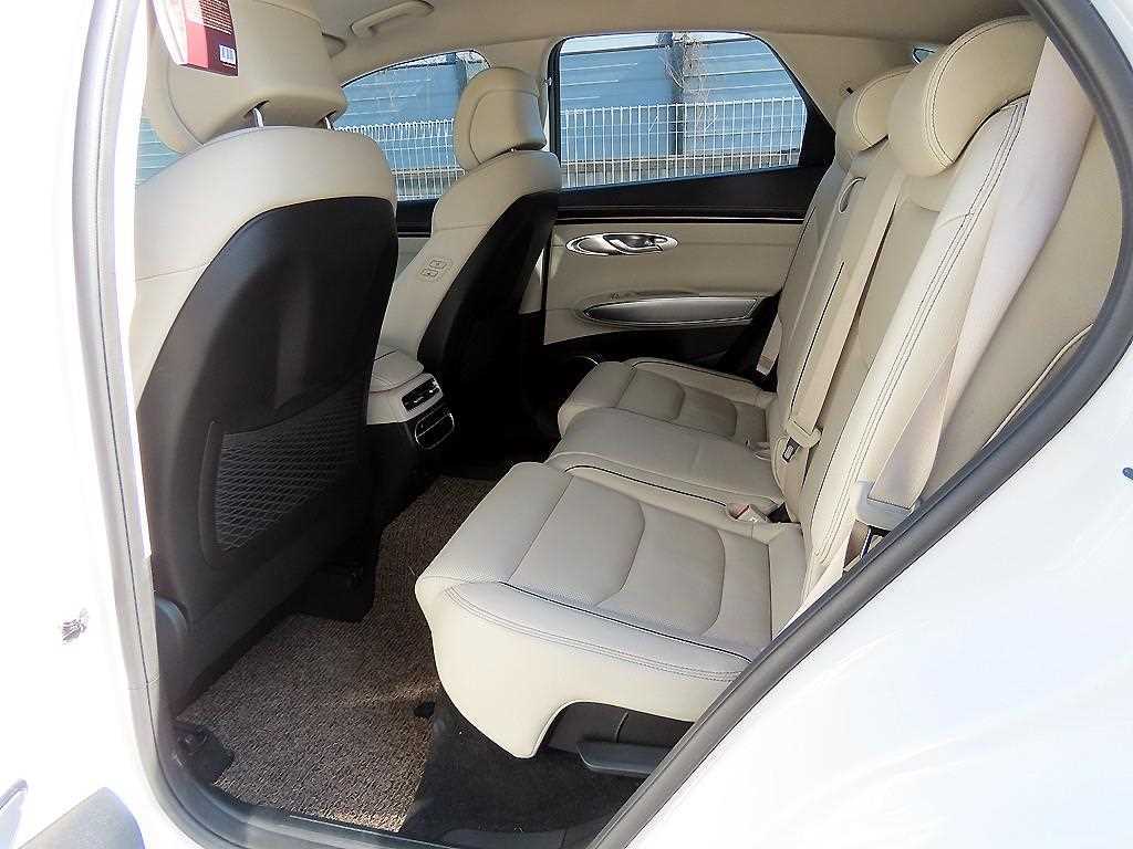 Genesis GV70 - Vista 6