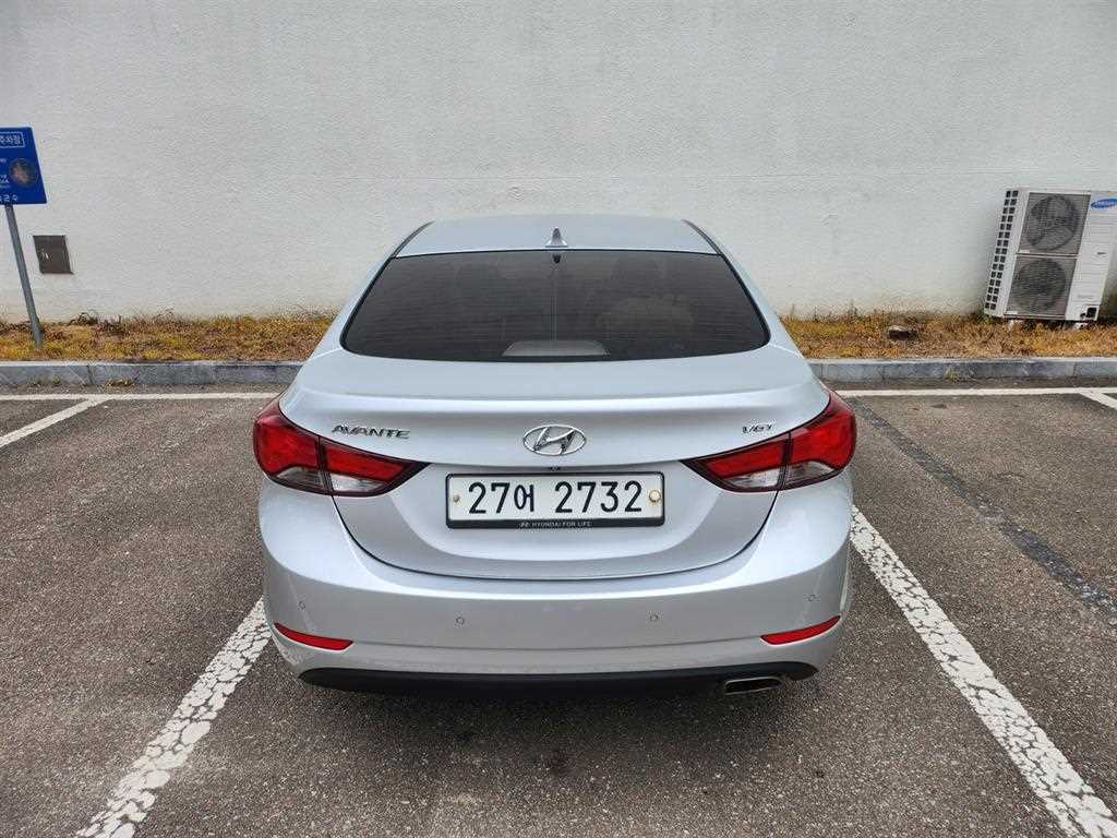 HYUNDAI Avante - Vista 2