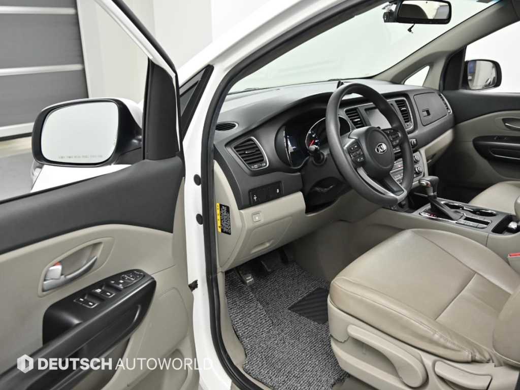KIA Carnival - Vista 11