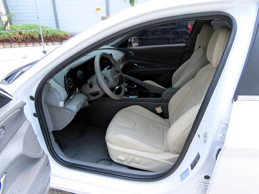 HYUNDAI Avante - Vista 5