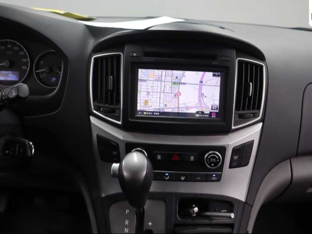HYUNDAI Starex - Vista 6