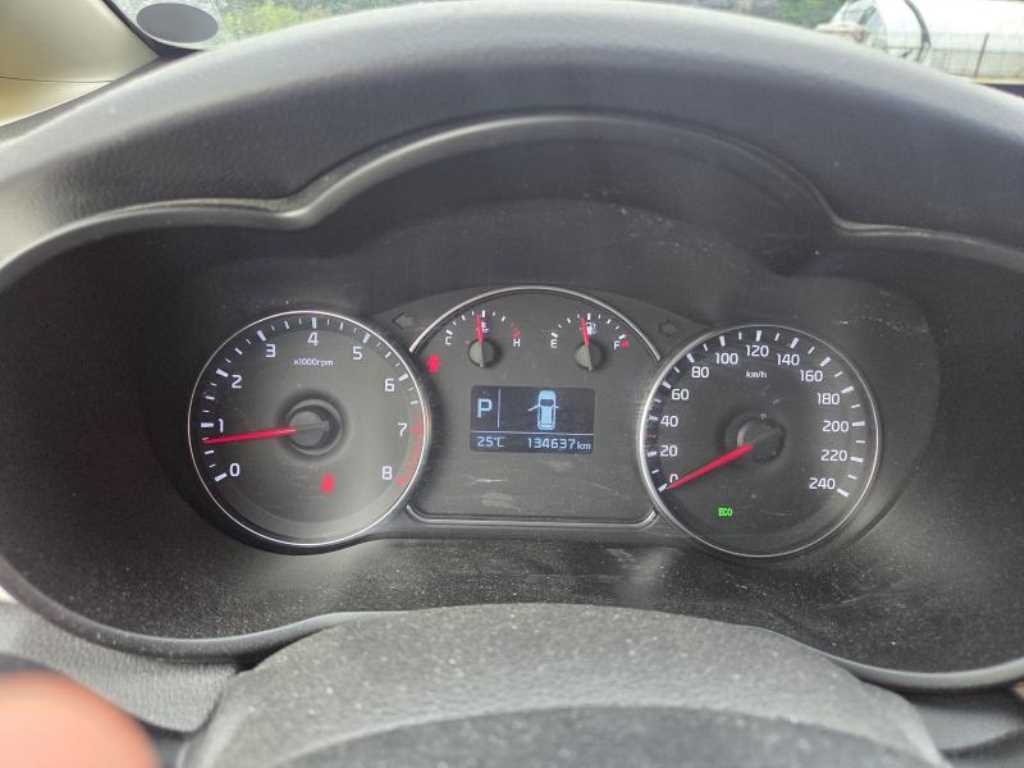 KIA Carens - Vista 12
