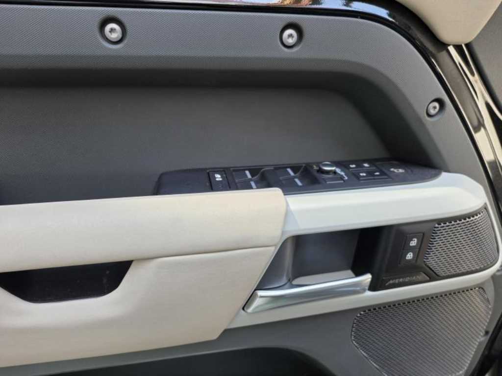 Land Rover Defender - Vista 12