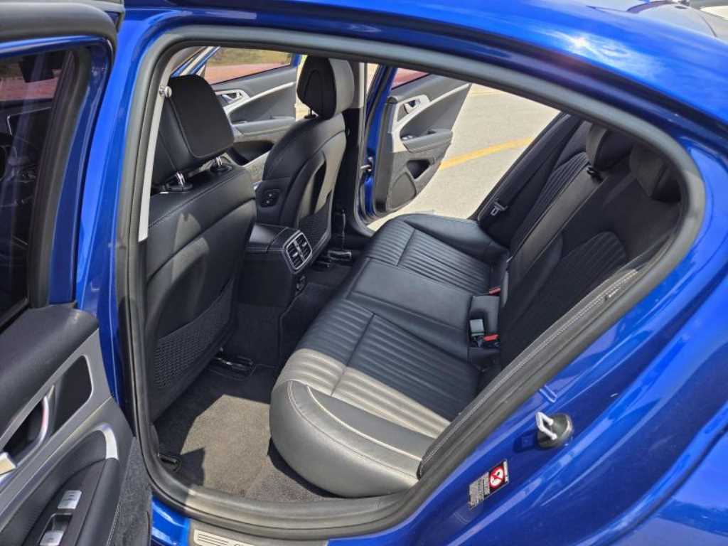 Genesis G70 - Vista 9