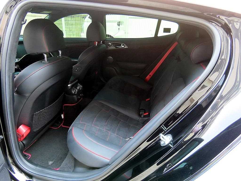 KIA Stinger - Vista 6