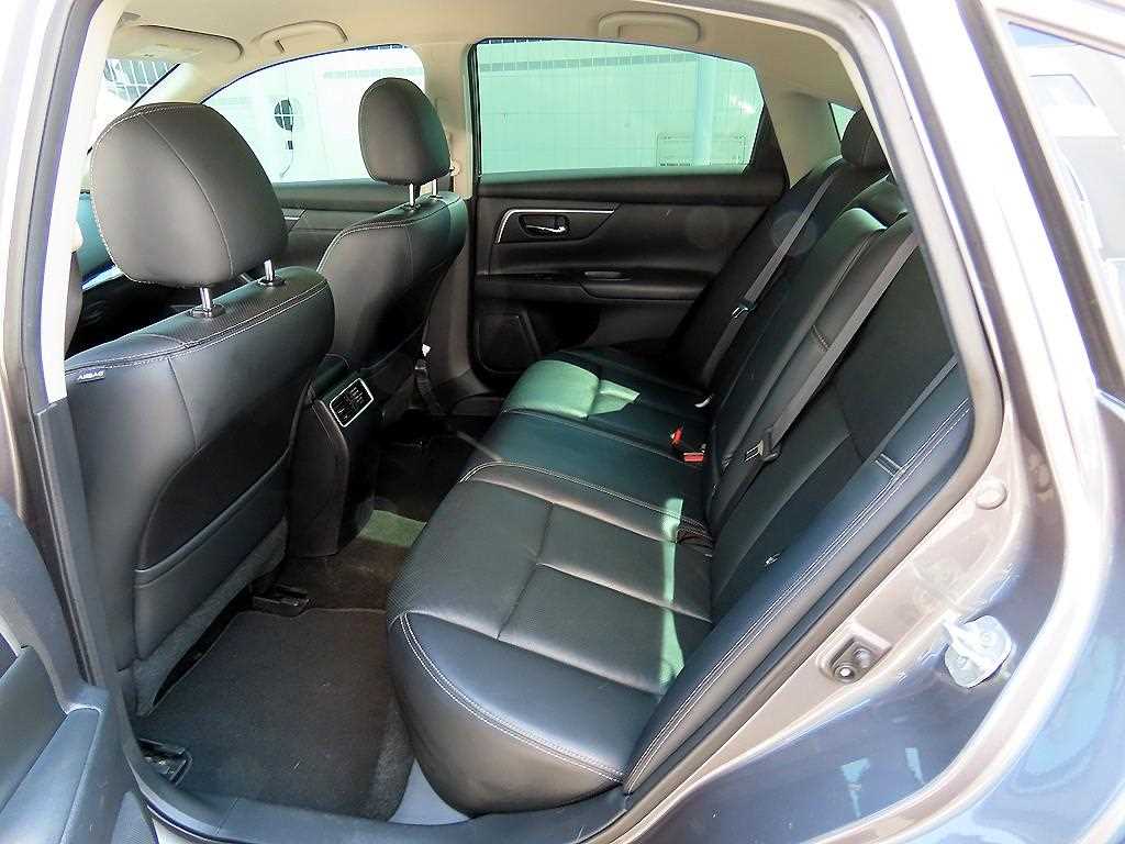 Nissan Altima - Vista 6