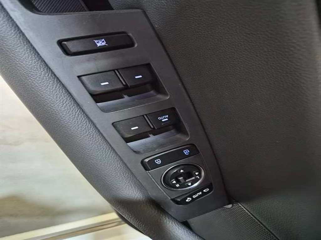 HYUNDAI Sonata - Vista 12