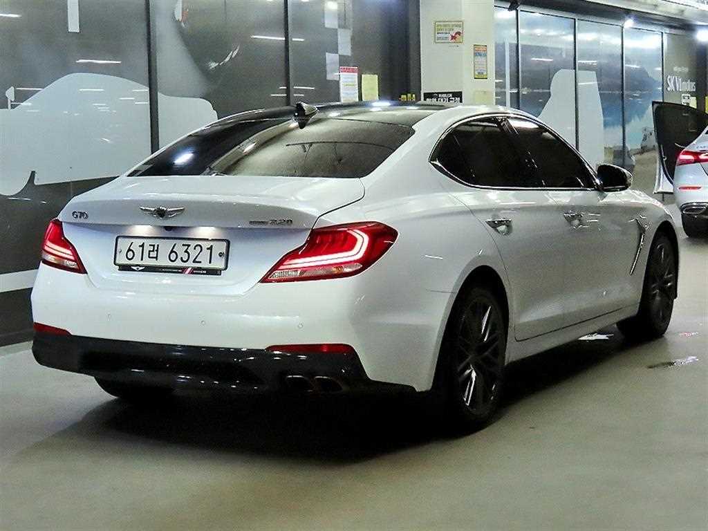 Genesis G70 - Vista 4