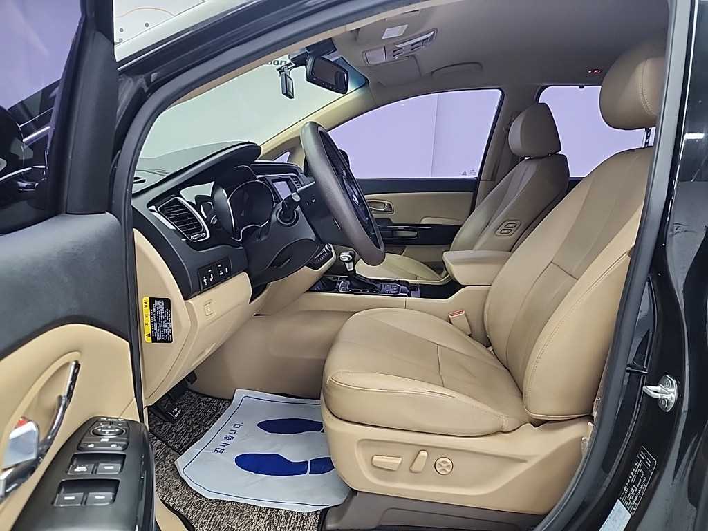 KIA Carnival - Vista 11