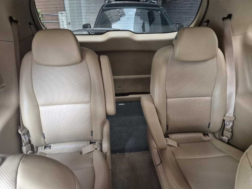 KIA Carnival - Vista 10