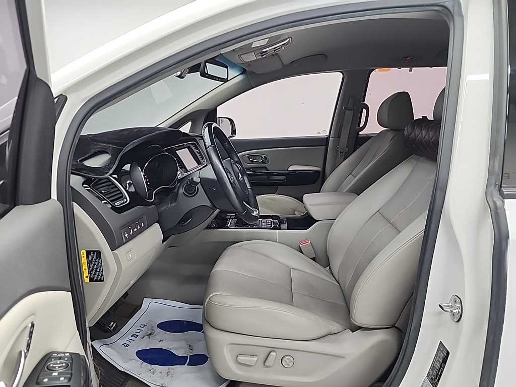KIA Carnival - Vista 11