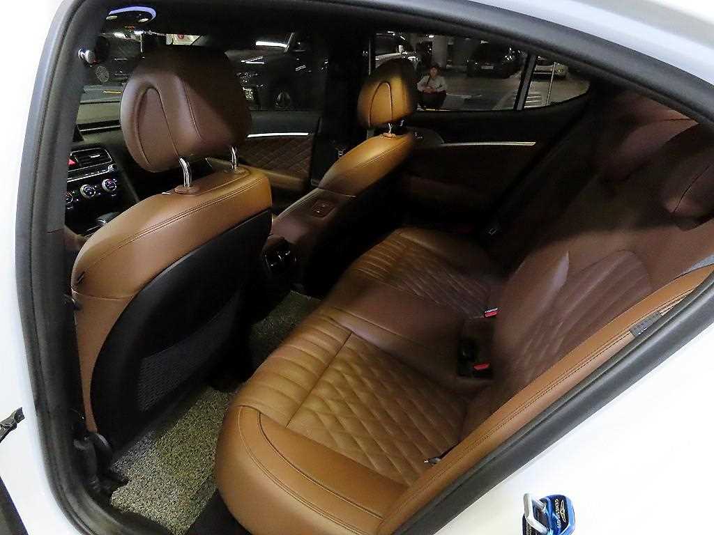 Genesis G70 - Vista 7