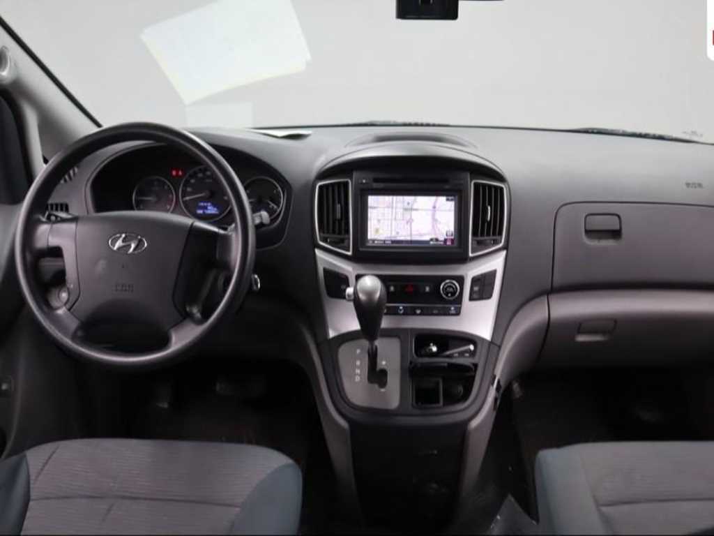 HYUNDAI Starex - Vista 3