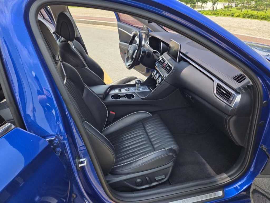 Genesis G70 - Vista 8