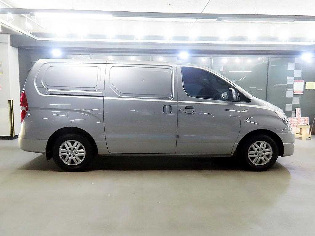 HYUNDAI Starex - Vista 3