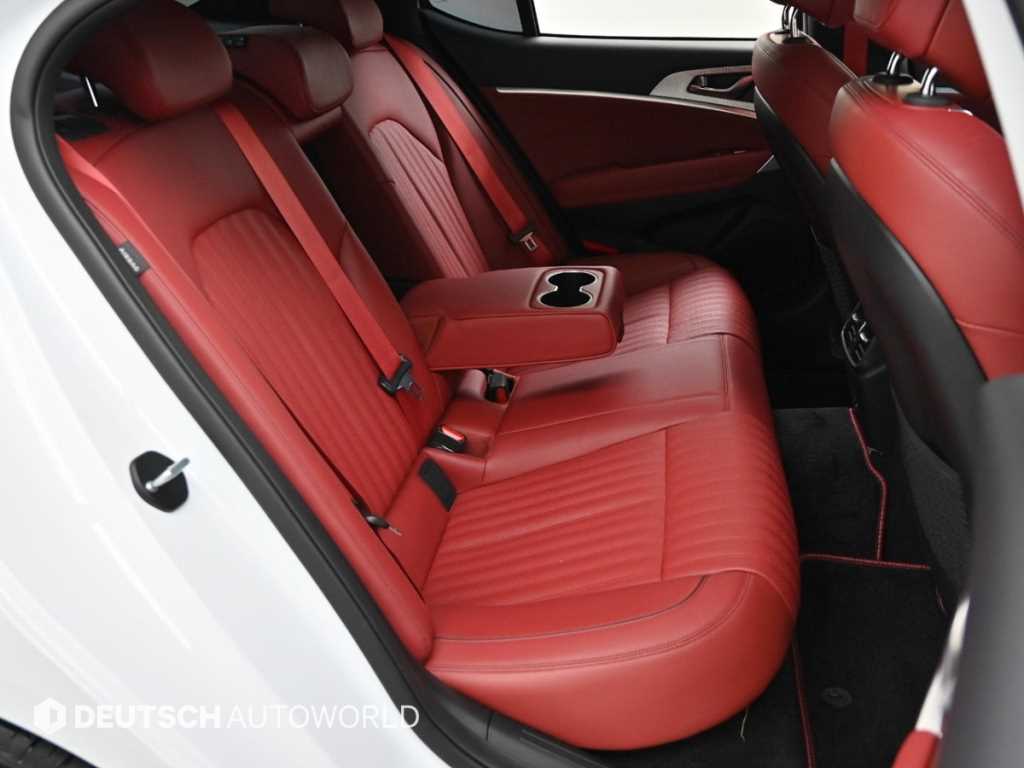 Genesis G70 - Vista 12