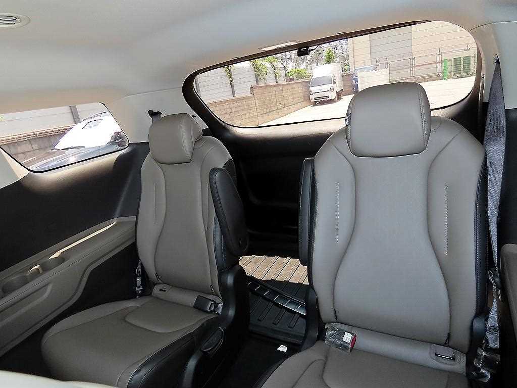 KIA Carnival - Vista 8