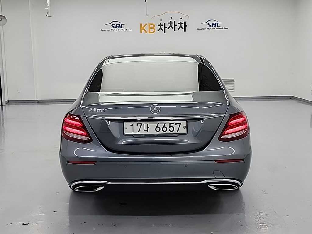 Mercedes Benz E class - Vista 3