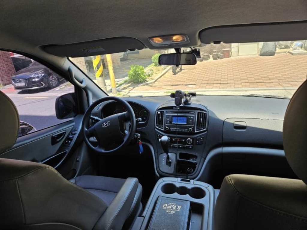 HYUNDAI Starex - Vista 3