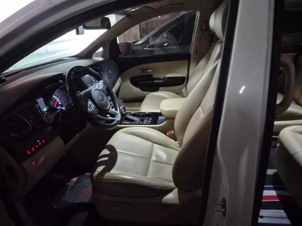 KIA Carnival - Vista 5